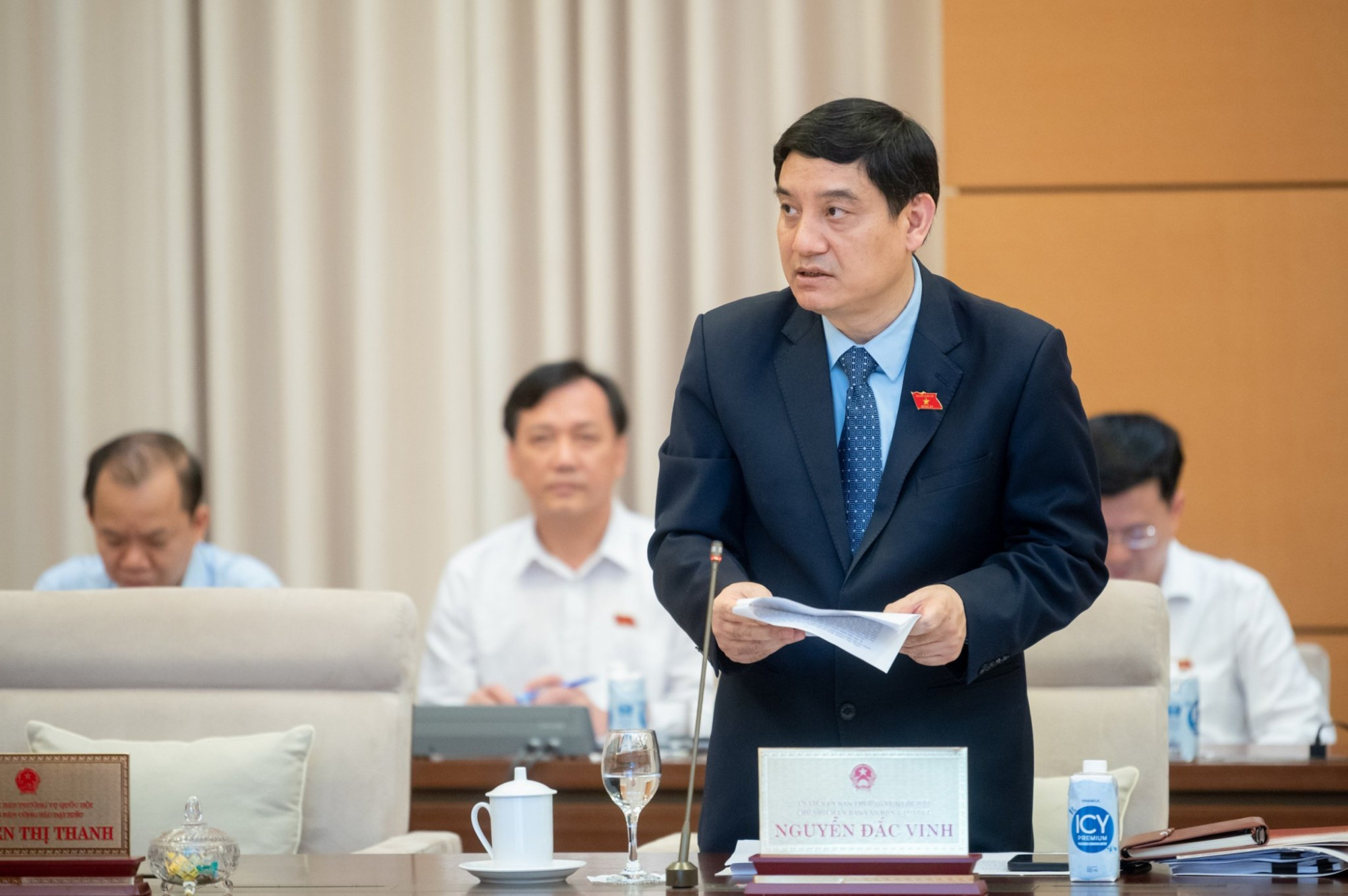 Ông Nguyễn Đắc Vinh trình bày báo cáo của đoàn giám sát về đổi mới chương trình, sách giáo khoa