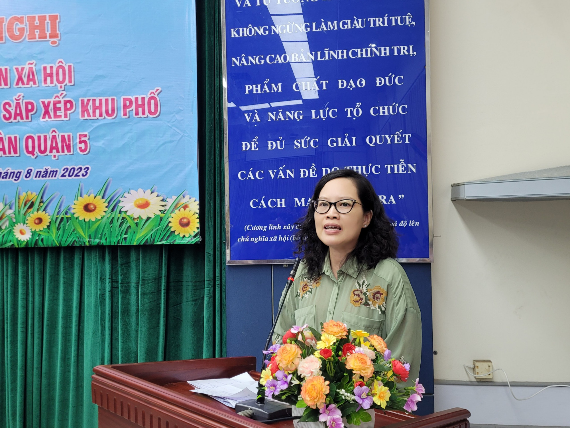 bà Nguyễn thị Minh Phượng – Phó Chủ tịch UBND quận 5 - phản hồi các ý kiến của đại biểu tại hội nghị