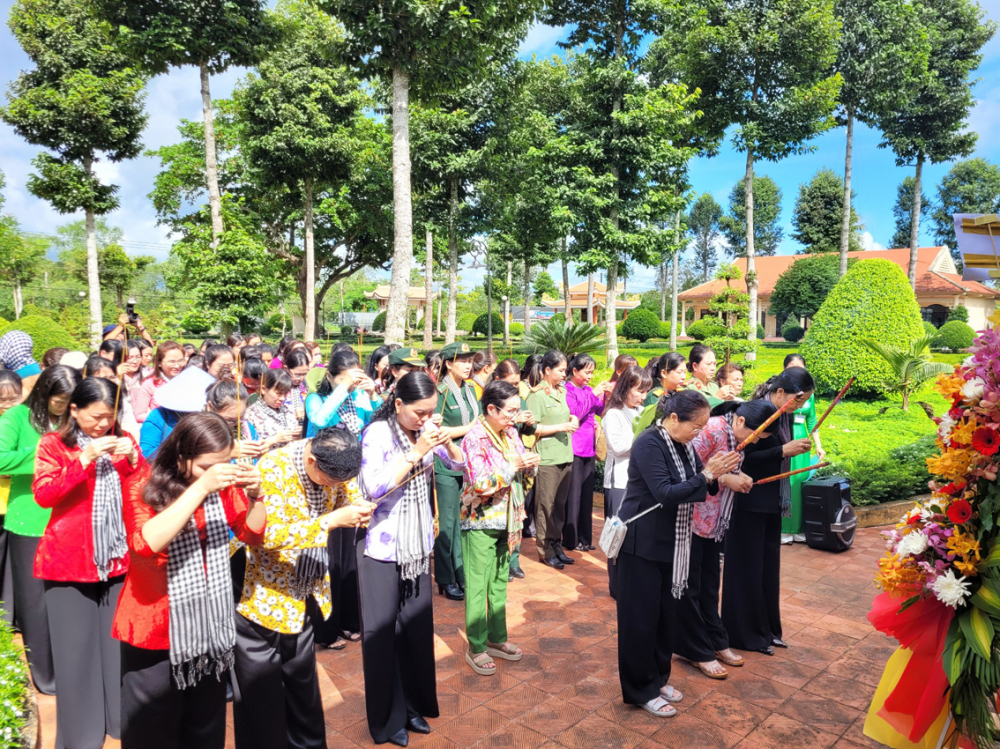 Đoàn cán bộ Hội LHPN TPHCM dâng hương, dâng hoa tại di tích Nam Kỳ Khởi Nghĩa