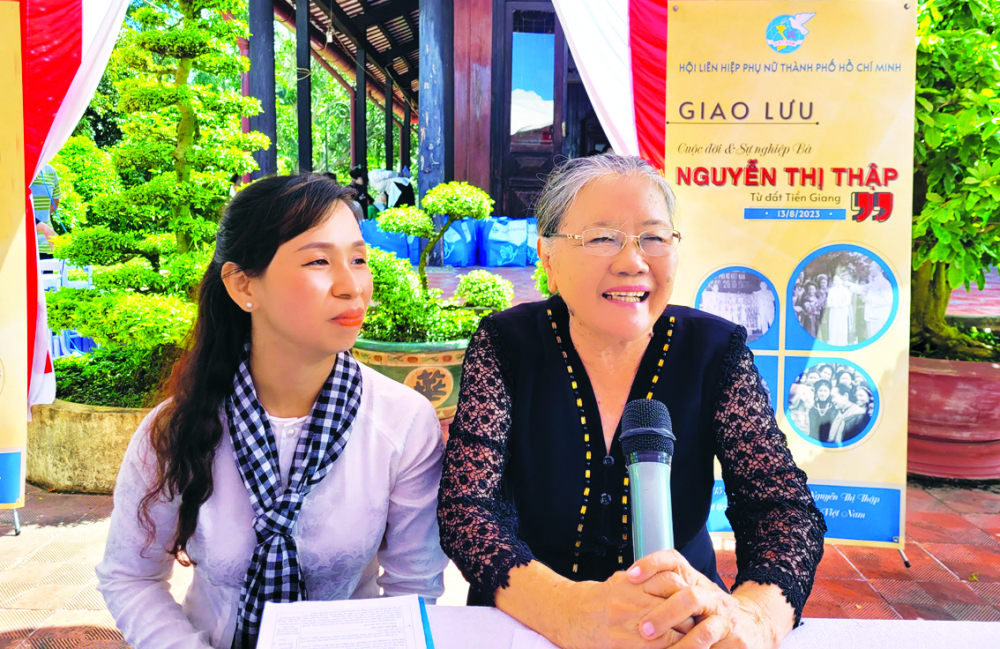 Dì Lê Ngọc Thu (bìa phải) giao lưu với cán bộ hội về những kỷ niệm với mẹ mình - cố Chủ tịch Hội LHPN Việt Nam Nguyễn Thị Thập - ẢNH: THƯ LÊ