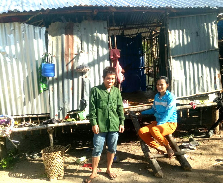 Nhà mới của cặp đôi vợ chồng người Ba Na. Họa sĩ Minh Tú đã gửi tiền để họ mua tôn lợp mái và vách nhà