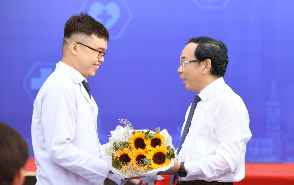 Bí thư Thành ủy TPHCM Nguyễn Văn Nên tặng hoa chúc mừng bác sĩ trẻ trong ngày hội việc làm