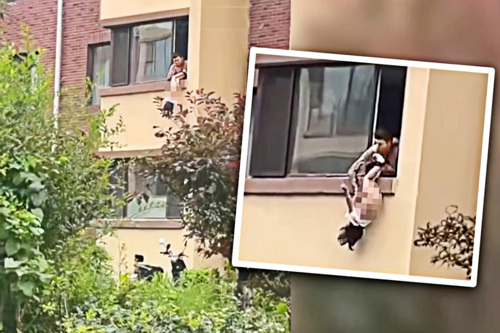 Người cha ở Trung Quốc phạt con bằng cách đung đưa con ngoài cửa sổ tầng lầu - Nguồn ảnh: Internet