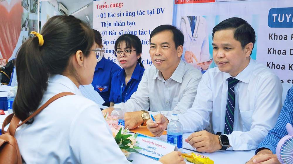 Tiến sĩ, bác sĩ Nguyễn Hoàng Hải - Giám đốc Bệnh viện Nhân dân Gia Định - đang trao đổi với bác sĩ ứng tuyển