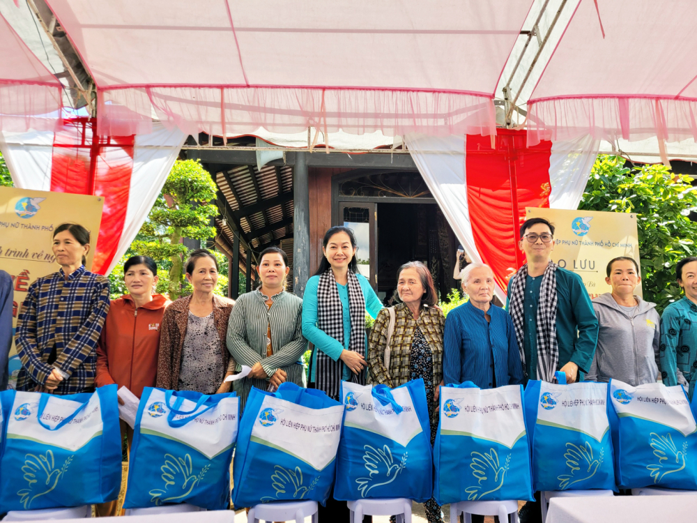 Bà Lâm Thị Ngọc Hoa (thứ năm từ trái sang) - Phó chủ tịch thường trực Hội LHPN TPHCM - trao quà an sinh cho các hội viên có hoàn cảnh khó khăn tại huyện Châu Thành