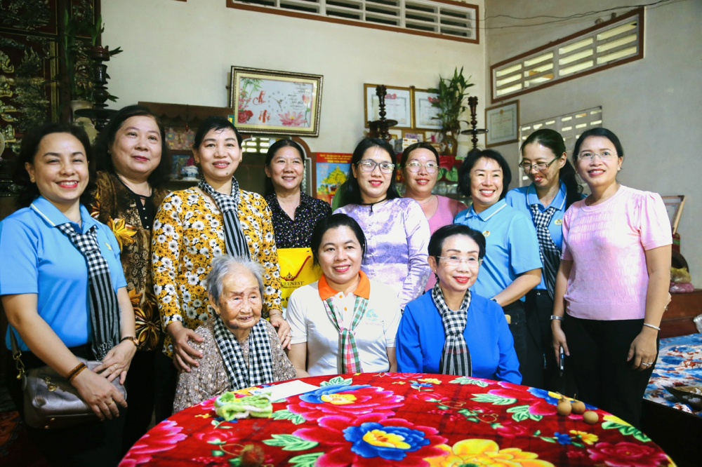Đoàn cán bộ Hội LHPN TPHCM đến thăm và tặng quà cho Mẹ Việt Nam anh hùng Nguyễn Thị Lang