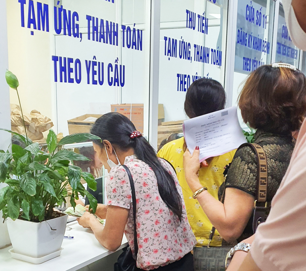 Thanh toán buộc dùng tiền mặt tại Bệnh viện K, cơ sở Tân Triều (TP Hà Nội) - ẢNH: HUYỀN ANH