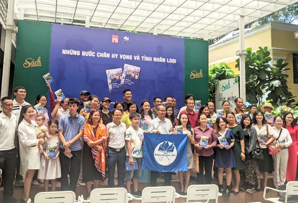 Anh Nguyễn Quang Thạch (giữa) tại buổi ra mắt sách và vận động cho dự án “Sách hóa nông thôn” ở Ấn Độ - Nguồn ảnh: Nhà xuất bản Phụ nữ Việt Nam