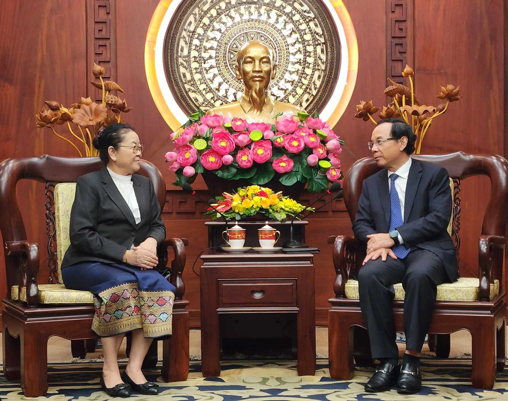 Bà Phimpha Keoximay, Tổng Lãnh sự Lào tại TPHCM đến chào từ biệt Bí thư Thành ủy Nguyễn Văn Nên, nhân dịp kết thúc nhiệm kỳ tại TPHCM.