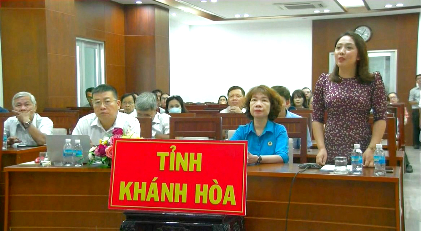 Từ điểm cầu Khánh Hòa, cô Hoàng Hải Vân (bìa phải) -  giáo viên THCS - trao đổi với bộ trưởng về những bất cập trong giảng dạy môn tích hợp (ảnh chụp màn hình)