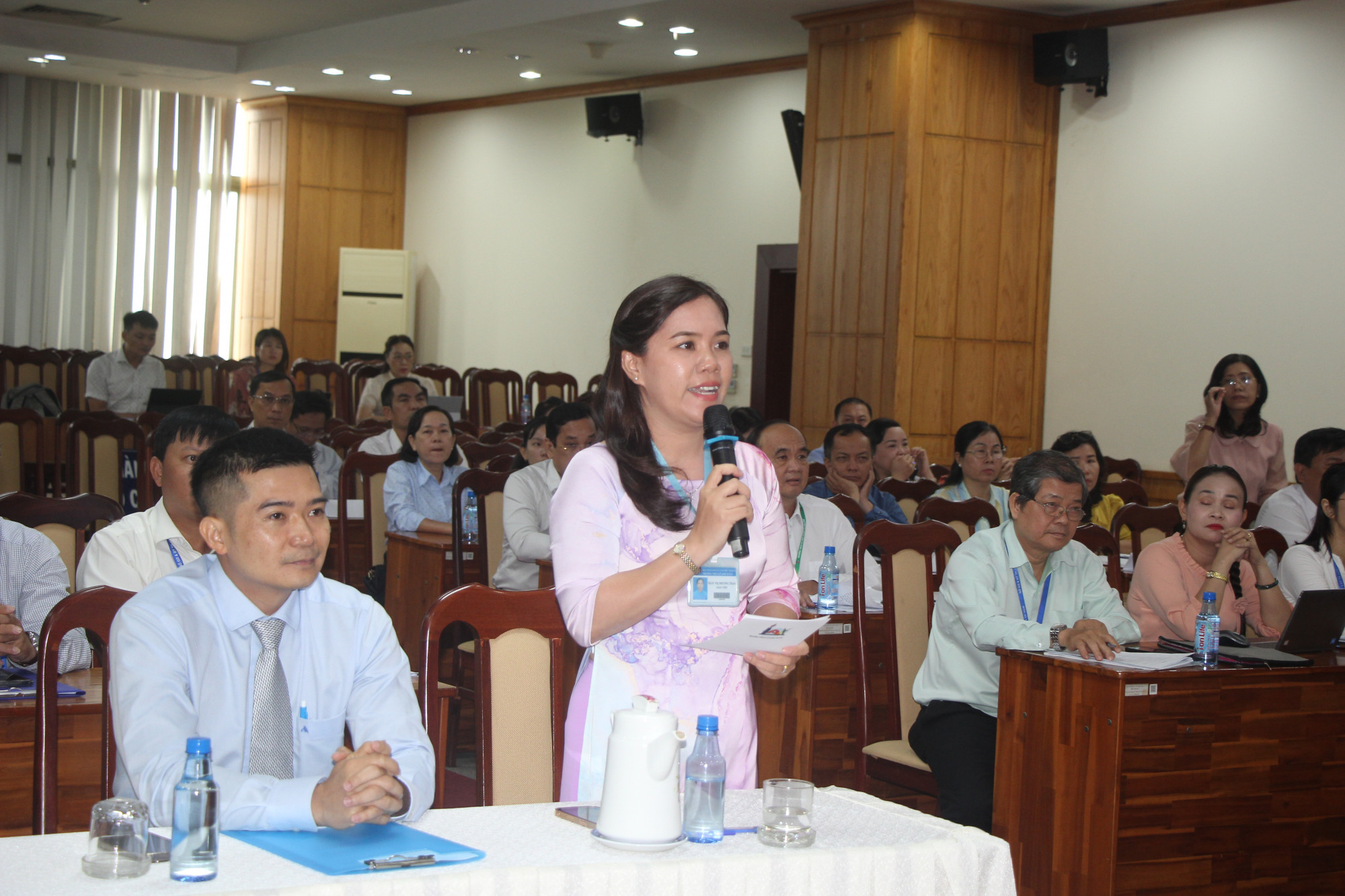 Cô Trần Thị Phương Thảo đại diện gửi tâm tư của đội ngũ giáo viên TPHCM đến Bộ trưởng