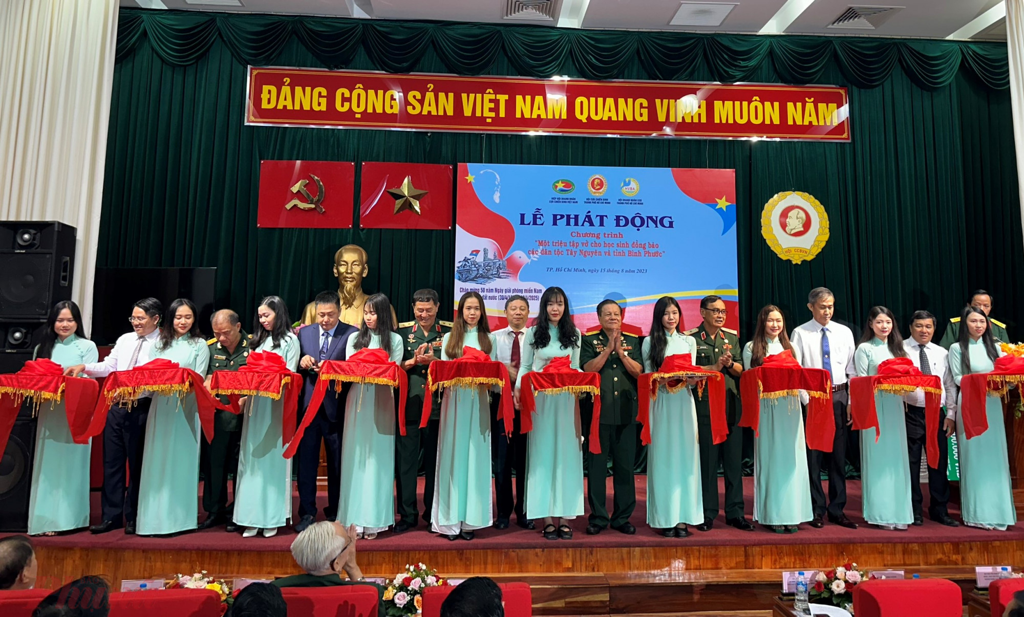 Nghi thức cắt băng phát động chương trình “Một triệu tập vở cho học sinh đồng bào các dân tộc Tây Nguyên và tỉnh Bình Phước”