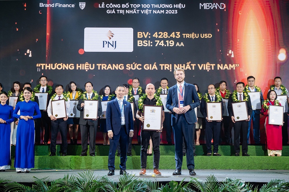 Ông Nguyễn Khoa Hồng Thành - Giám đốc cao cấp PNJ (ở giữa) đại diện PNJ nhận chứng nhận từ Ban tổ chức - Ảnh: Việt Hùng