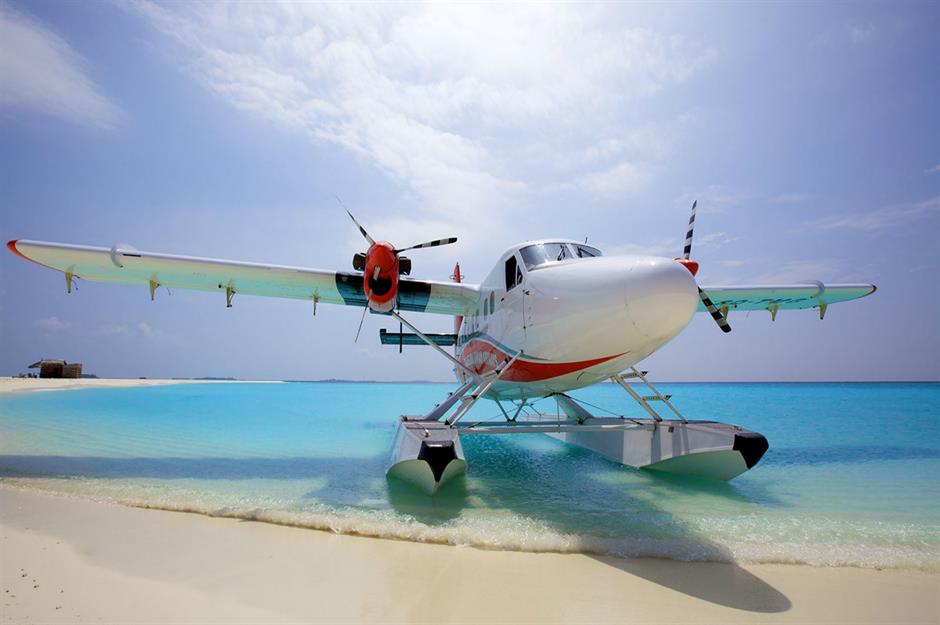 ma-đi-vơ 26 đảo san hô hình vòng của Maldives là nơi sinh sống của hơn 1.000 hòn đảo, nhiều trong số đó không có người ở. Vì vậy, không có gì ngạc nhiên khi Maldives là quê hương của đội thủy phi cơ lớn nhất thế giới. Hãy đáp chuyến bay thuê bao với Trans Maldives Airways trên làn nước trong xanh và những bãi biển cát trắng. Bạn thậm chí có thể hạ cánh trên một hòn đảo không có người ở và tưởng tượng đó là thiên đường của riêng bạn ở Ấn Độ Dương.