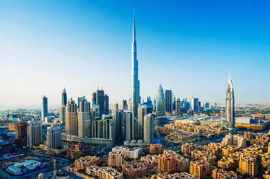 Lạch Dubai đến Palm Jumeirah, Dubai, UAE Không có nơi nào giống như Dubai khi nói đến trình độ kiến ​​trúc và sự sang trọng 6 sao. Một thành phố rộng lớn bằng kính và thép đã phát triển trong hai thập kỷ với tốc độ mà ít nơi khác trên Trái đất sánh được. Có rất nhiều địa danh đáng chú ý để xem trên hành trình thủy phi cơ qua Dubai từ Burj Al Arab, khách sạn hình cánh buồm đã định nghĩa lại lòng hiếu khách sang trọng, đến Burj Khalifa, tòa nhà cao nhất thế giới.
