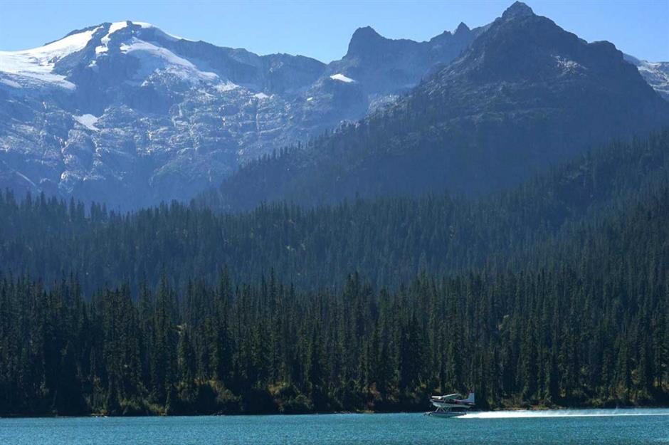Hồ Phantom, British Columbia, Canada Kết hợp chuyến đi đến thành phố Vancouver sôi động trên bờ biển phía Tây của Canada với hành trình thủy phi cơ đến Hồ Phantom. Bất chấp cái tên nghe có vẻ đáng ngại, hồ vẫn đẹp ngoạn mục, được bao quanh bởi đường chân trời vô tận của những cây thông và những ngọn núi phủ tuyết. Bạn cũng có thể quay ngược thời gian để tận hưởng một buổi tối trên thị trấn.