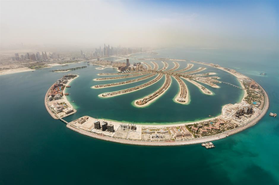 Seawings cung cấp các chuyến bay thuê bao qua Dubai, bao gồm cả Palm Jumeirah - những hòn đảo tỏa ra biển Ả Rập giống như một tán cây cọ khổng lồ và là một trong những công trình nhân tạo đầy tham vọng nhất từng được thực hiện - và Đảo Jumana, có hình dạng giống một con cá ngựa khổng lồ. Cất cánh là từ Dubai Creek. 
