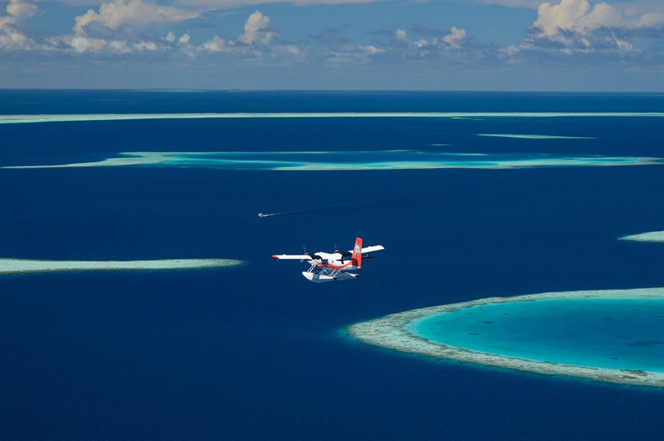 Maldives là nơi có một số loài san hô đa dạng và ấn tượng nhất ở bất kỳ đâu trên thế giới, với hàng nghìn loài sinh vật dưới nước. Bay cao hàng trăm mét phía trên những cấu trúc tự nhiên độc đáo này, bạn sẽ có được tầm nhìn tuyệt vời – và với ánh nắng mặt trời gần như quanh năm, điều kiện cũng gần như hoàn hảo để chụp ảnh.