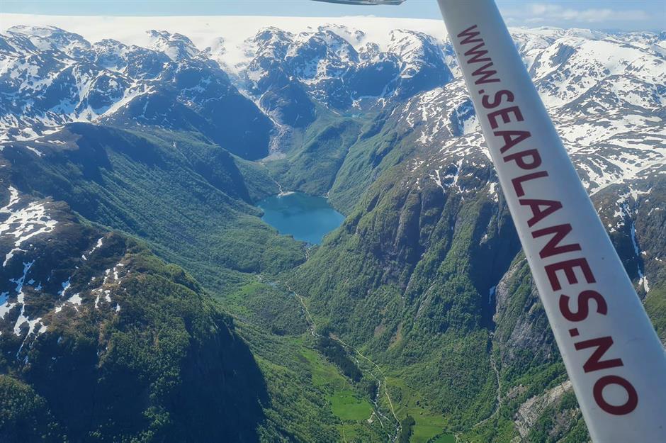 Thủy phi cơ Scandinavia  bay từ thành phố Bergen sôi động thứ hai của Na Uy, cũng như Ulvik/Eidfjord và Aurland. Cất cánh khỏi mặt nước và sau đó ngắm nhìn phong cảnh đầy sông băng cổ xưa, trang trại trên núi và thác nước.   Thích cái này? Theo dõi chúng tôi trên Facebook để có cảm hứng du lịch và hơn thế nữa