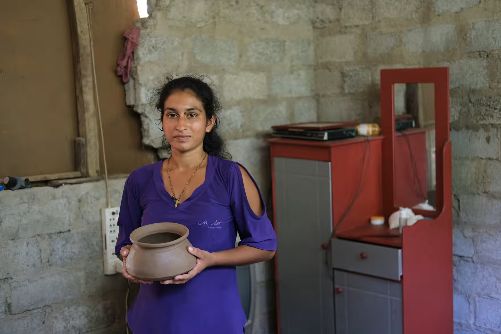 Duleeka Madhunamali sửa chữa những chiếc bình đất sét mà cô ấy bán để nuôi 3 đứa con của mình. Một chiếc bình đem về cho cô ấy 18 rupee (khoảng 300 đồng)