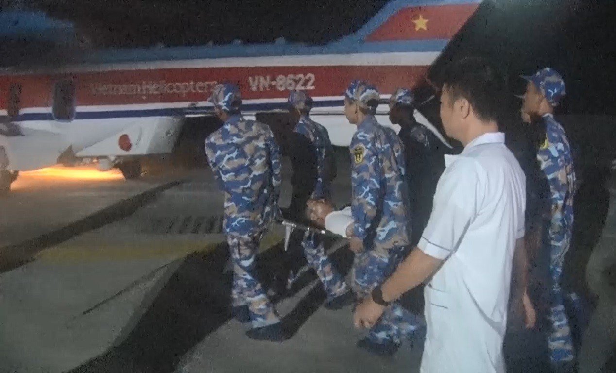 Cán bộ, chiến sĩ đảo Phan Vinh đưa bệnh nhân lên máy bay vào đất liền chữa trị  