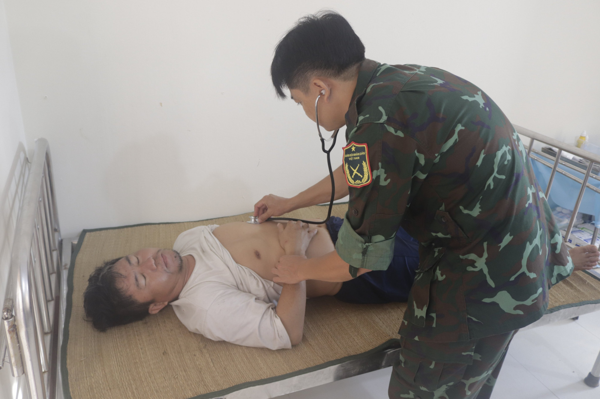 Quân y đảo Phan Vinh thăm khám sức khỏe cho bệnh nhân Khai - Ảnh: Hiếu Ninh