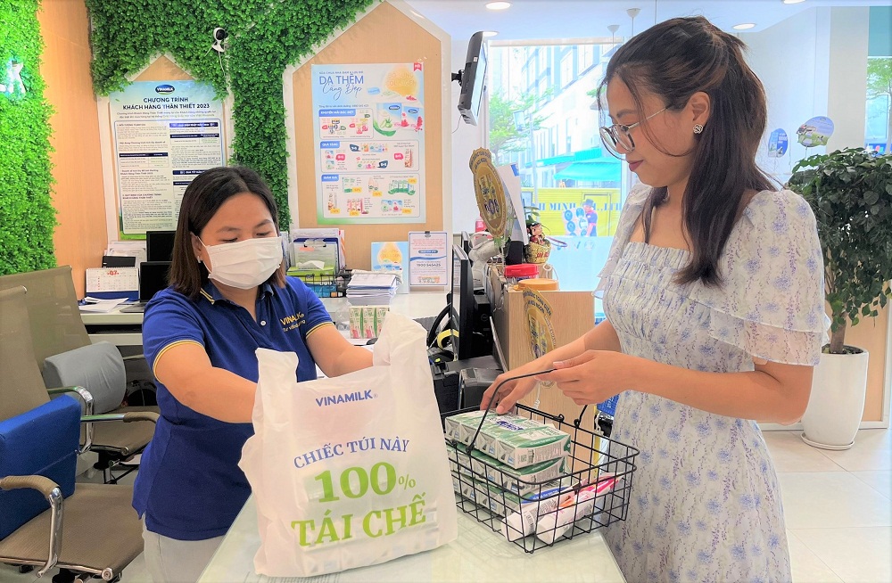 Vinamilk sử dụng các túi mua hàng được làm từ 100% nhựa tái chế tại các cửa hàng Giấc mơ sữa Việt - Ảnh: Vinamilk