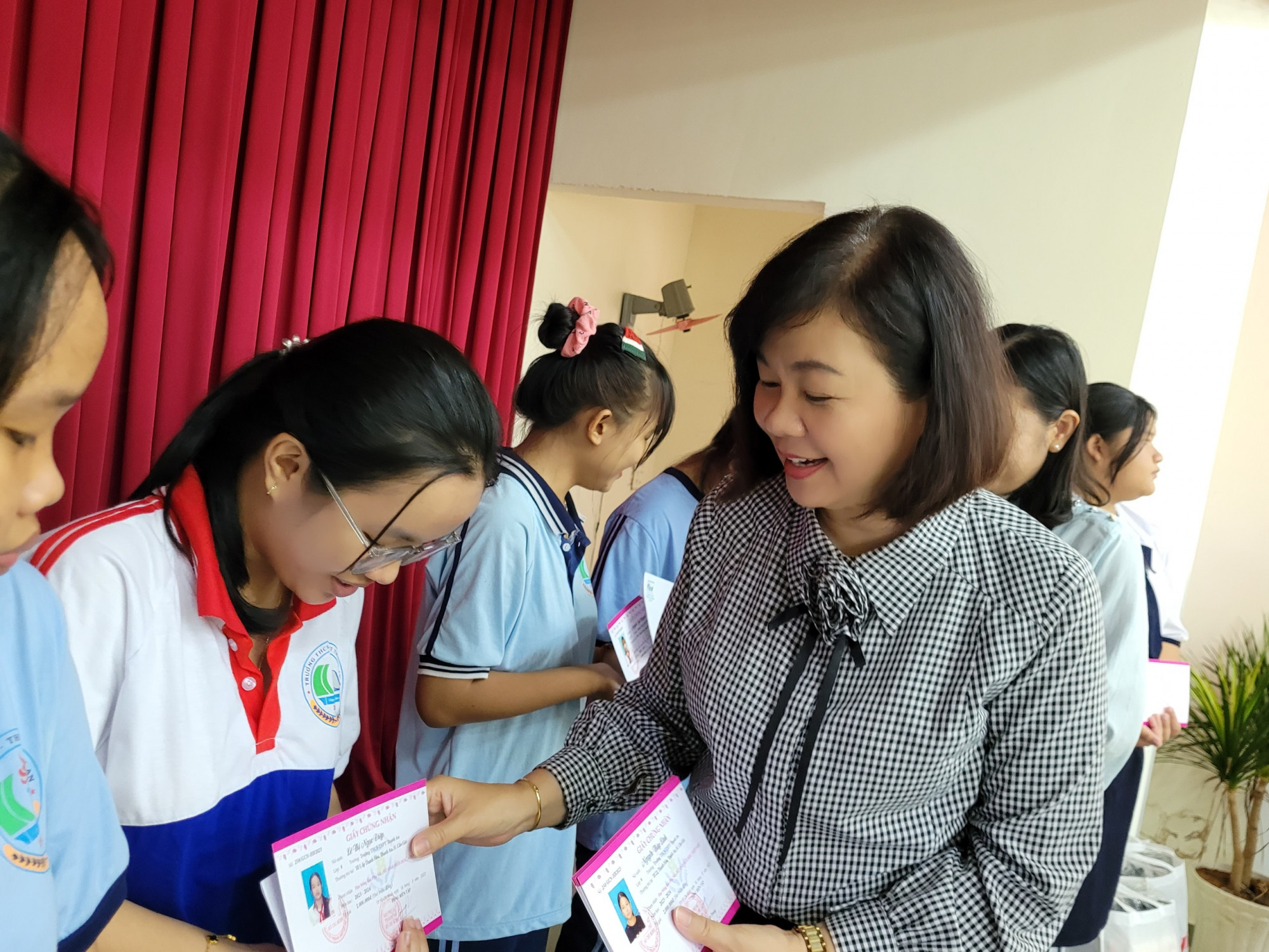 Bà Lý Việt Trung - Tổng biên tập Báo Phụ Nữ TPHCM - trao học bổng cho các nữ sinh có hoàn cảnh khó khăn nhưng cố gắng vươn lên học tốt