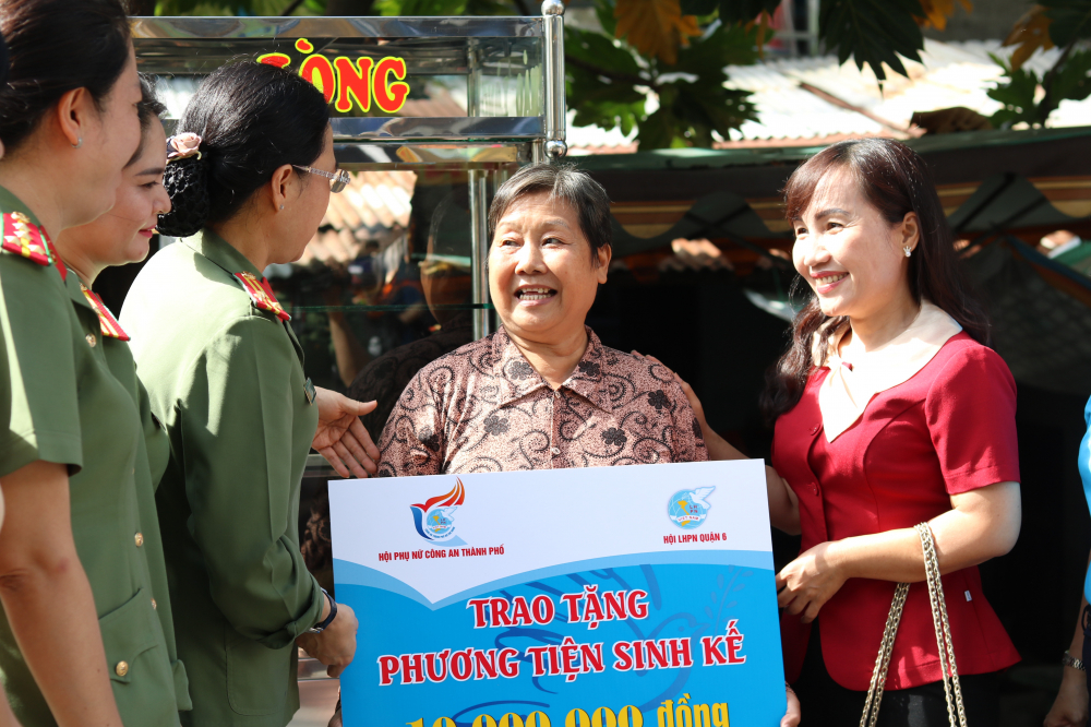 Bà Trịnh Thị Thanh (bìa phải) - Phó chủ tịch Hội LHPN TPHCM - cùng cán bộ hội các đơn vị xuống tận nhà trao phương tiện, động viên 