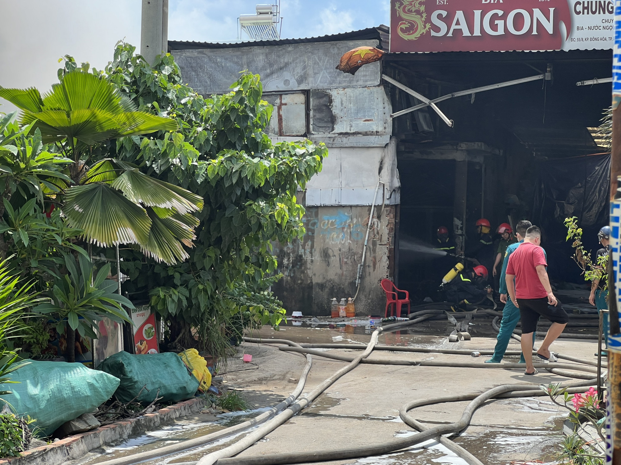 Vựa ve chai bị lửa thiêu rụi.