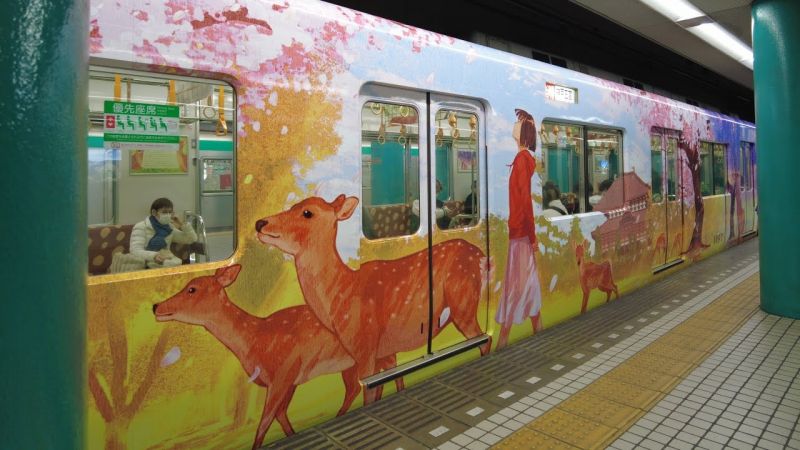 Mặc dù chuyến tàu đặc biệt này mới được đưa vào sử dụng từ tháng 12/2022 nhưng phải đến nay thông qua sự chia sẻ trên các nền tảng mạng xã hội, đoàn tàu mới thực sự gây sốt, thu hút được một lượng người theo dõi nhiệt tình. Tàu chạy trên tuyến Kintetsu giữa các ga Kintetsu Nara và Kobe Sannomiya. Vì các chuyến tàu chạy ngẫu nhiên nên không phải lúc nào cũng đảm bảo bạn sẽ có thể ngồi trên những chiếc ghế nai tơ mờ ảo. Tuy nhiên, nếu bạn có thể đến thăm Nara, thì cũng rất đáng để thử.