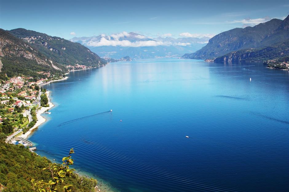 Como đến Bellagio, Ý Đồng nghĩa với sự quyến rũ của Ý, Lago di Como, hay Hồ Como, là hồ nước tuyệt đẹp trên dãy An-pơ trải dài khoảng 29 dặm (47 km) qua vùng Lombardy phía bắc nước Ý, gần biên giới Thụy Sĩ. Nhiều ngôi sao lấp lánh trên thế giới, nổi tiếng nhất là George Clooney, có những ngôi nhà mùa hè ở đây (hay đó phải là cung điện mùa hè?). 