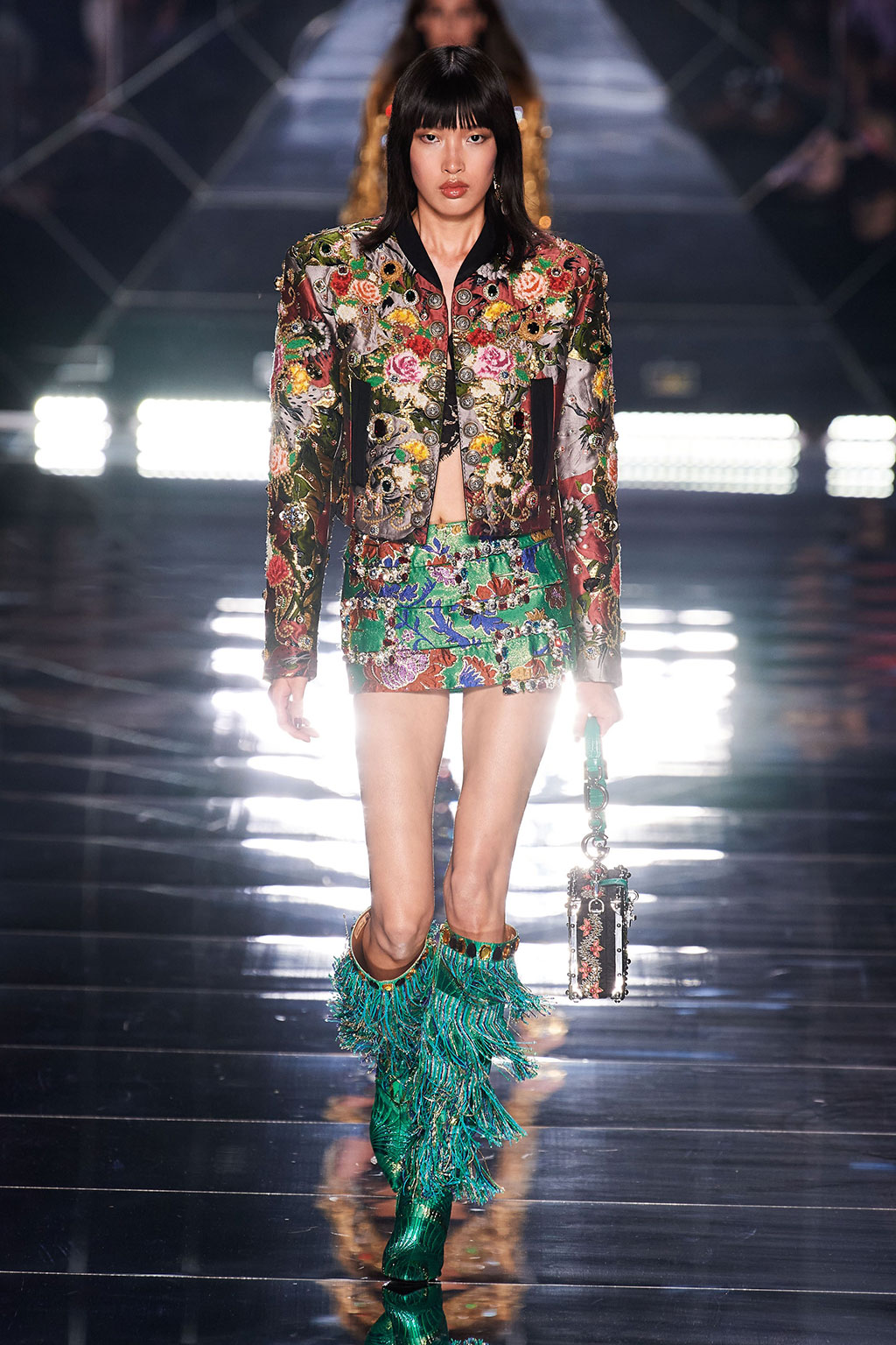 Phương Oanh catwalk trong show Xuân - Hè 2022 của nhà mốt Dolce and Gabbana