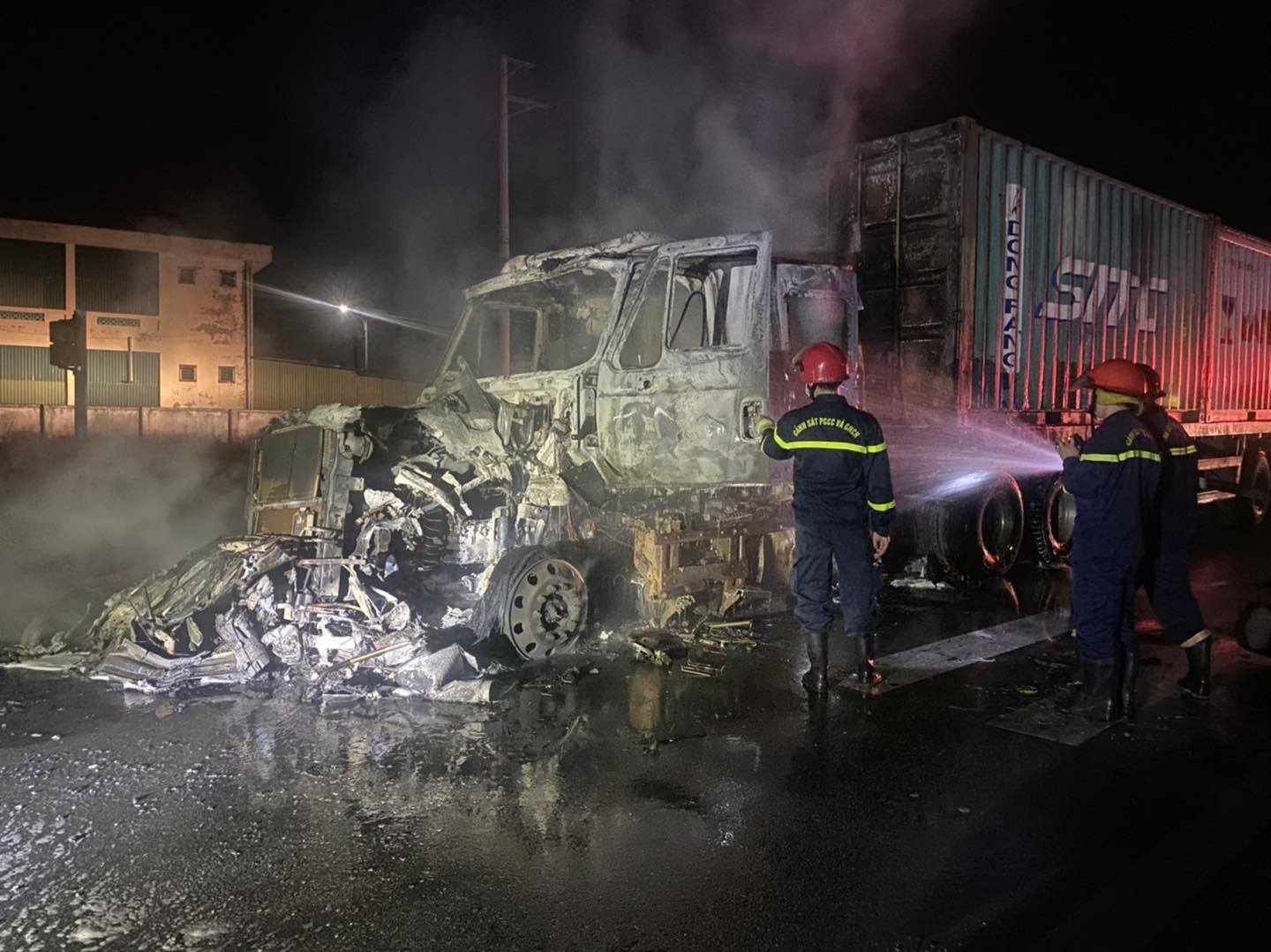 Cabin xe container cùng xe máy bị thiêu rụi sau vụ hỏa hoạn - Ảnh: N.Xuân