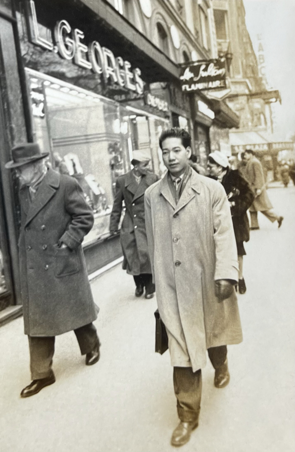Ba tác giả trên đường phố Marseille  vào khoảng năm 1950