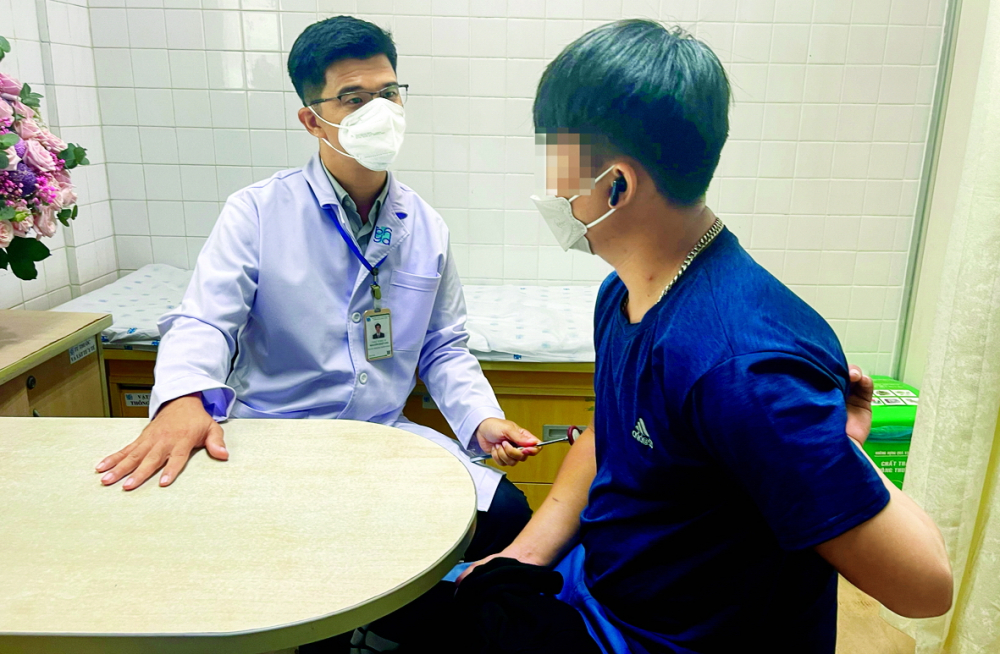 Thạc sĩ, bác sĩ Nguyễn Nhựt Linh đang khám cho một trường hợp bị bất thường về cột sống - Ảnh: THANH HUYỀN