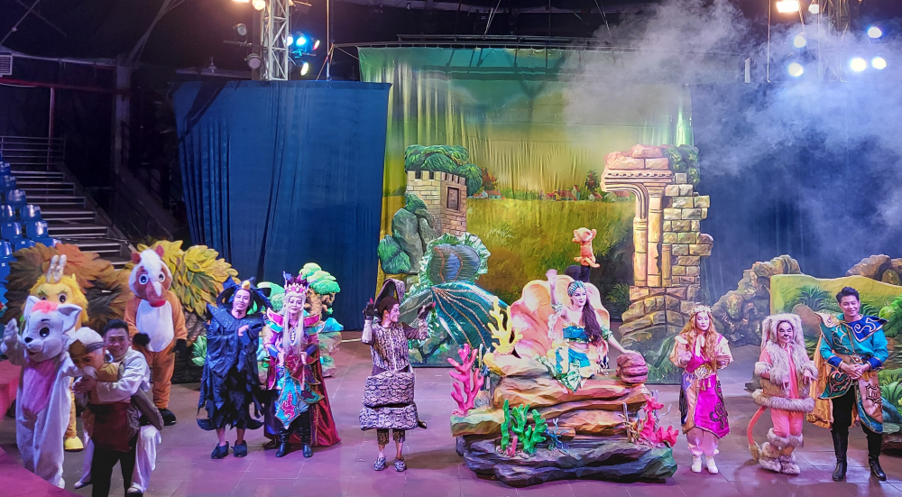 Cảnh trong vở kịch rối Công chúa tóc mây của Nhà hát nghệ thuật Phương Nam.