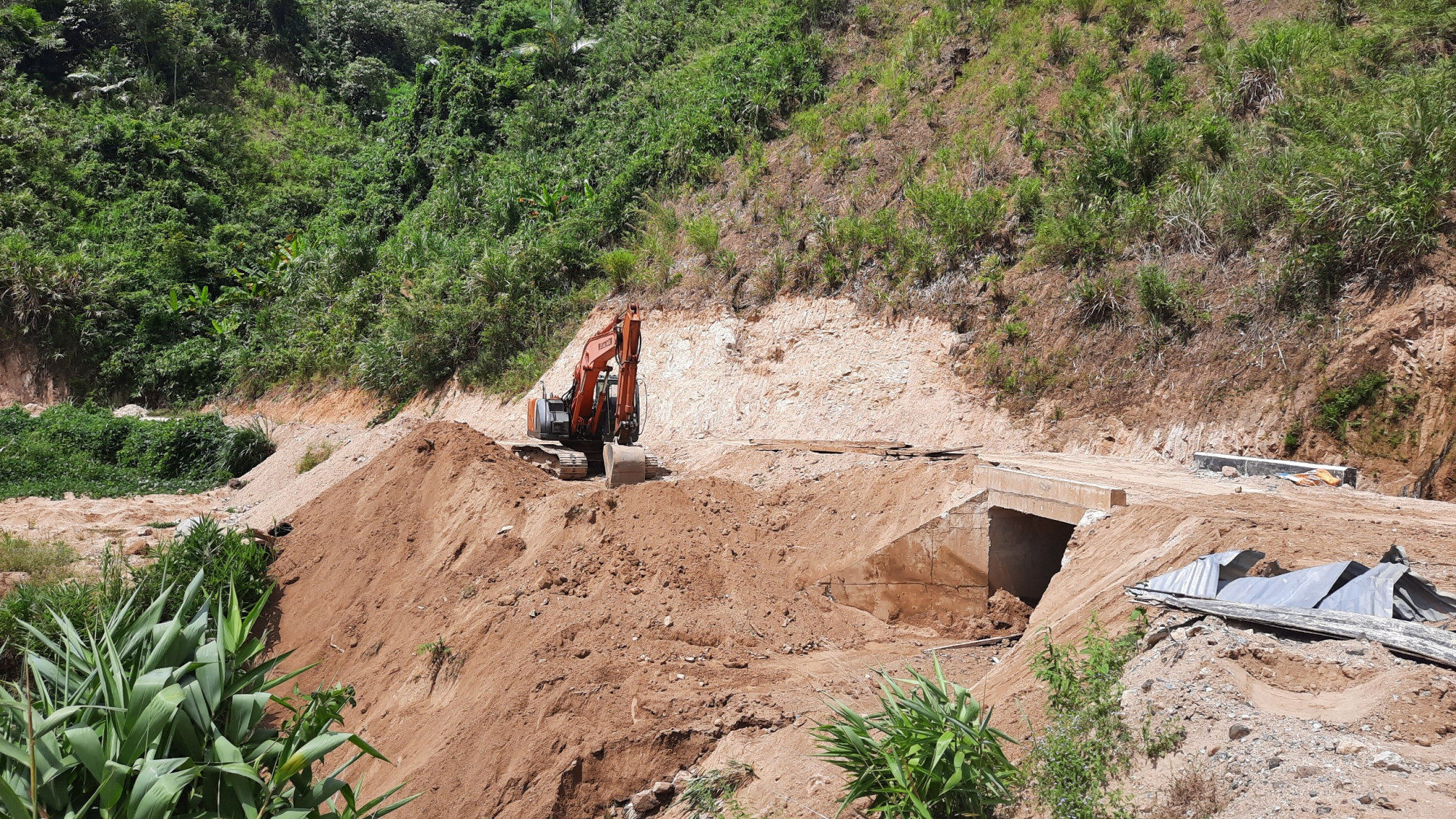 Việc giá cả vật liệu tăng quá cao khiến cho các đơn vị thi công chỉ hoạt động cầm chừng để đối phó. Có nhiều công ty đã dừng hẳn, không hoạt động nữa