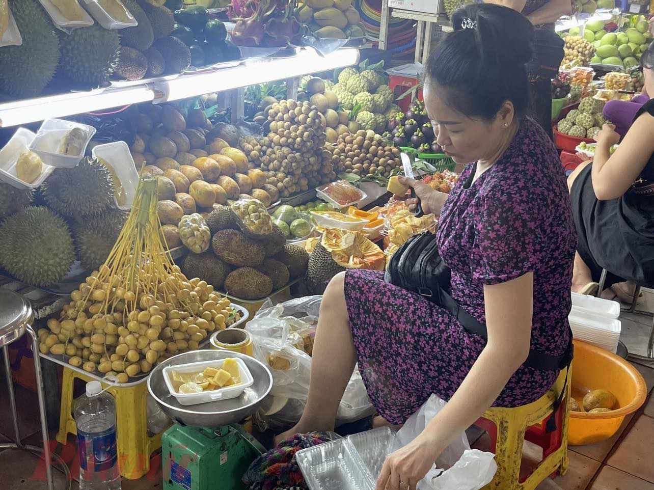Chà là tươi bán tại chợ Bến Thành (quận 1, TPHCM) có giá cao hơn giá bán ở các chợ khác, dao động từ 300.000 - 350.000 đồng/kg - Ảnh: Nguyễn Cẩm