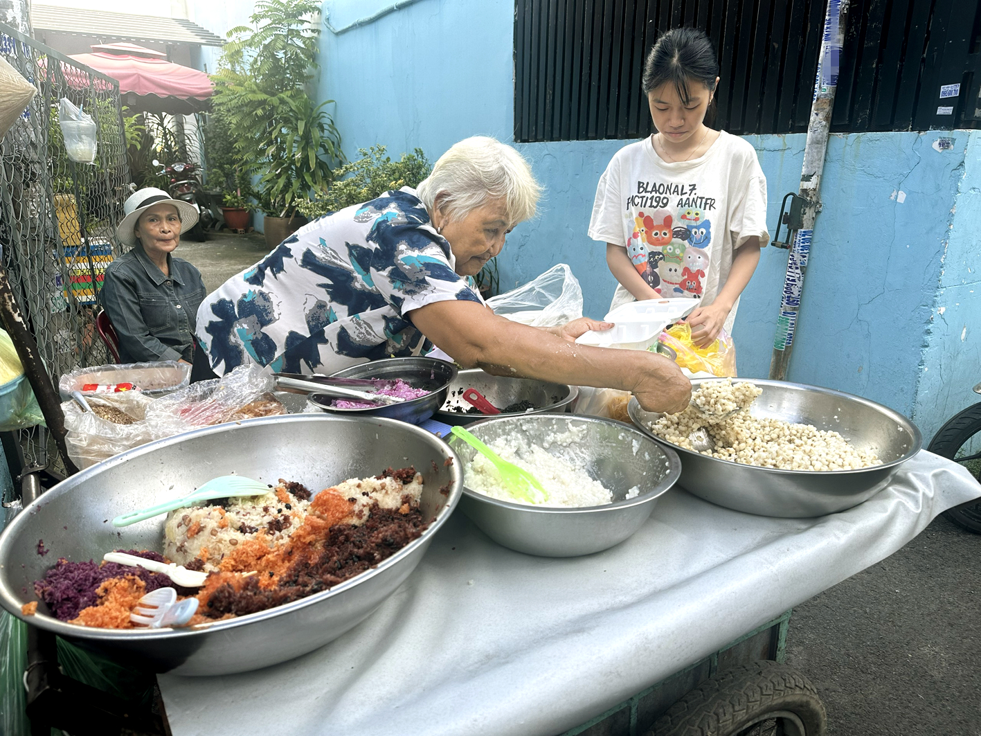 Nữ sinh Trần Thị Hoài Trinh giúp bà nội làm việc nhà - ẢNH: THIÊN ÂN