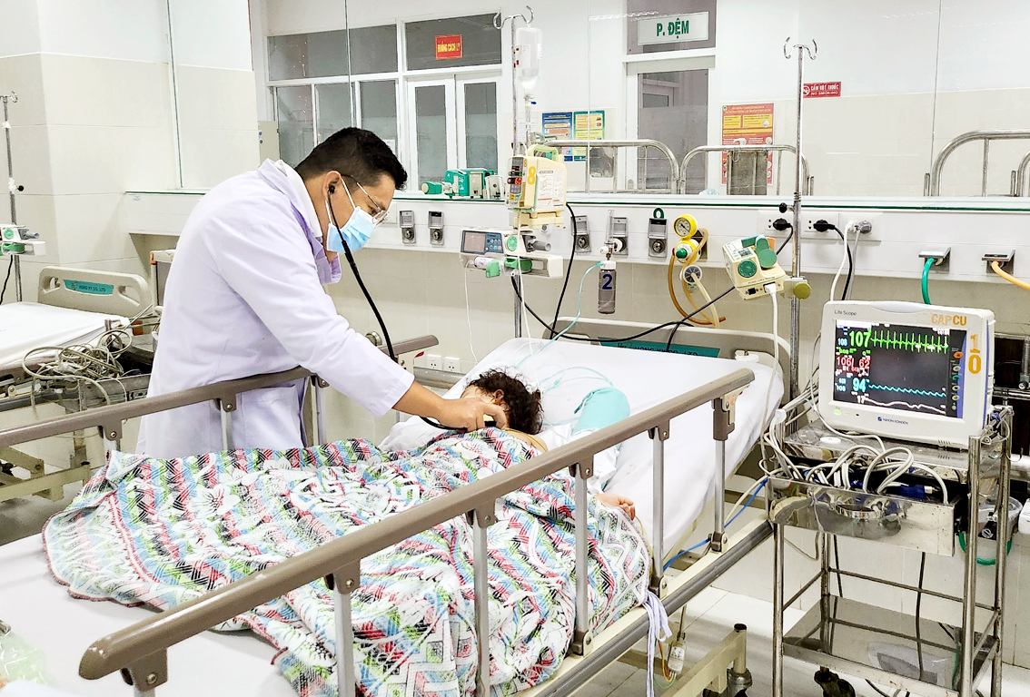 Bác sĩ Khoa Cấp cứu Bệnh viện Nhi Đồng 2 thăm khám lại cho bé M.