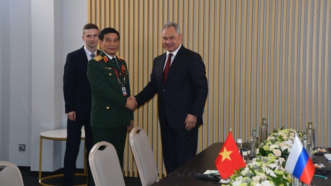 Bộ trưởng Quốc phòng Việt Nam Phan Văn Giang và Bộ trưởng Quốc phòng Nga Sergei Shoigu trong cuộc gặp ngày 15/8 - Ảnh: Báo Nhân dân)