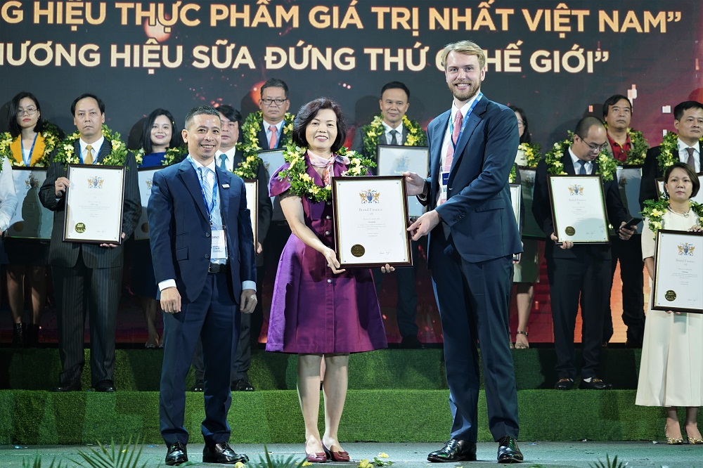 Bà Bùi Thị Hương - Giám đốc Điều hành Vinamilk đón nhận các chứng nhận từ Brand Finance - Ảnh: Mibrand