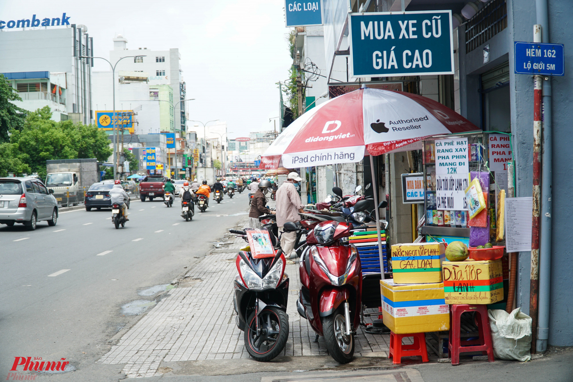 Kinh tế đã khó khăn, nay thêm thông tư 24 khiến việc kinh doanh của các cửa hàng bán xe máy cũ thêm khó đành phải mở thêm quán nước để kiếm thêm thu nhập.