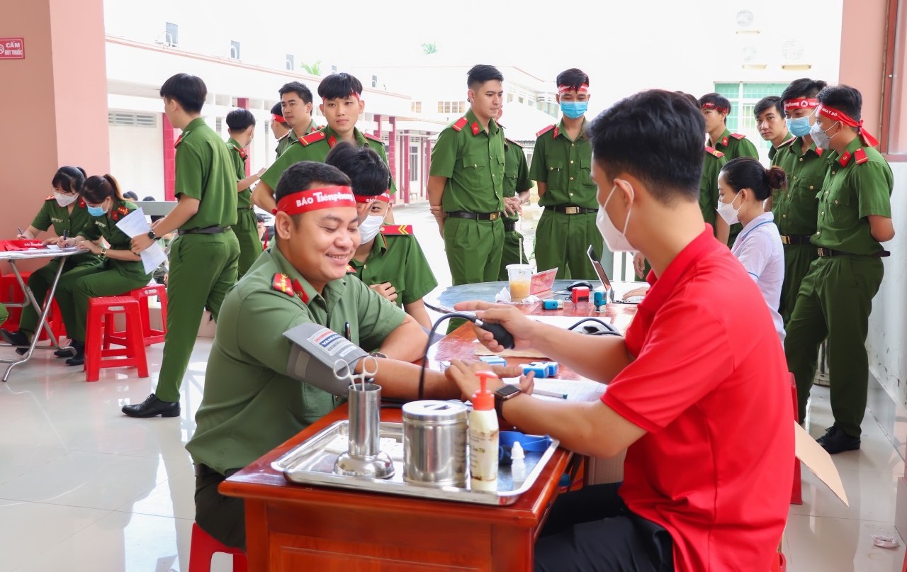 Đại úy Vinh Quốc Trung trong một lần hiến máu tình nguyện