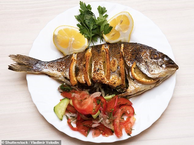 Chế độ ăn kiểu Địa Trung Hải thường bao gồm nhiều trái cây, rau, hải sản và các loại hạt, đồng thời hạn chế lượng muối hấp thụ – Ảnh: Shutterstock