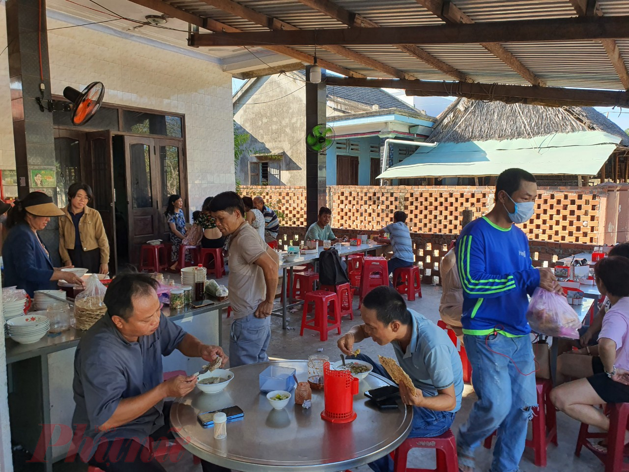 Cứ mỗi buổi chiều, khách du lịch đến Hội An lại tranh thủ ra phía biển An Bàng để ăn tô cháo nghêu cô Gió. Muộn quá, quán bán hết hàng.