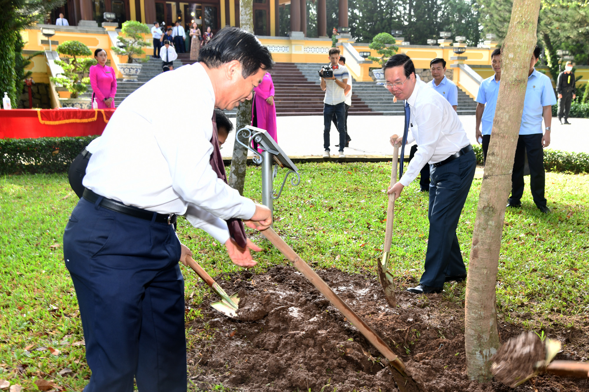 Chủ tịch nước Võ Văn Thưởng, cùng các thành viên đoàn công tác trồng cây lưu niệm tại Khu lưu niệm Chủ tịch Tôn Đức Thắng