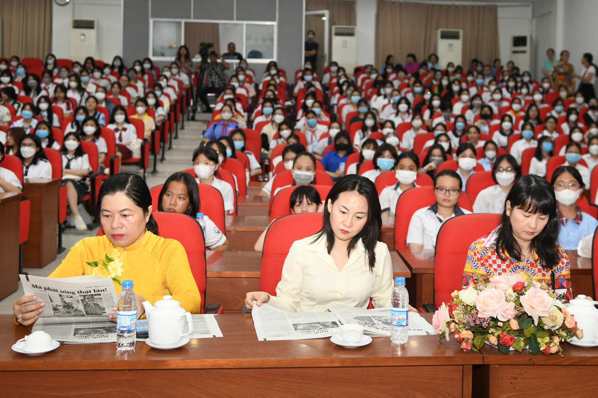 Từ trái sang: Bà Nguyễn Trần Phượng Trân -Chủ tịch Hội LHPN TPHCM, bà Lê Thị Kiều Oanh đại diện công ty cổ phần tập đoàn Trường Hải, bà Đỗ Thị Kim Chi - đại diện Công Ty TNHH Thời Trang & Xe Đạp Martin 107