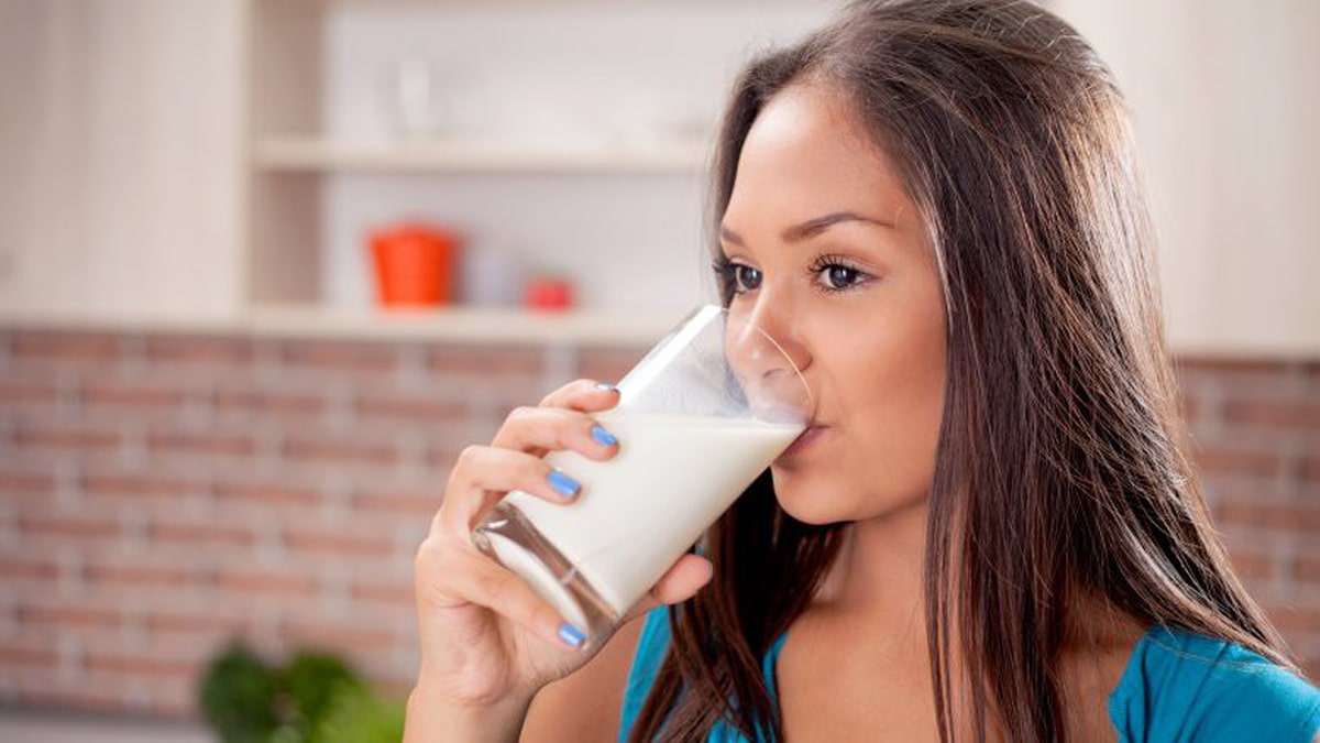 Uống sữa đậu nành trước kỳ kinh nguyệt giúp điều kinh: các chuyên gia dinh dưỡng đã chỉ ra rằng trước khi đến ngày kinh nguyệt ba ngày, mỗi ngày nên uống một cốc sữa đậu nành ấm. Trong sữa đậu nành, có chứa nhiều isoflavone estrogen, có khả năng cân bằng hệ thống nội tiết trong cơ thể phụ nữ. Điều này giúp thúc đẩy quá trình tuần hoàn máu và trao đổi chất trong kỳ kinh nguyệt. Ngoài ra, việc uống sữa đậu nành cũng có lợi cho việc duy trì sự khỏe mạnh của tử cung. Tương tự như những người bạn bị đau bụng kinh hoặc kinh nguyệt không đều, việc uống sữa đậu nành ấm trước kỳ kinh có thể giúp làm dịu cảm giác khó chịu. 